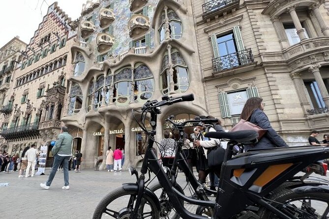 3 Hours Barcelona Guided Gaudi E-Bike Tour - Ciutadella Park gives the tour breathing room