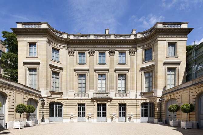 Architectural Bourgeois Paris 19th Century - Who will enjoy this walk most