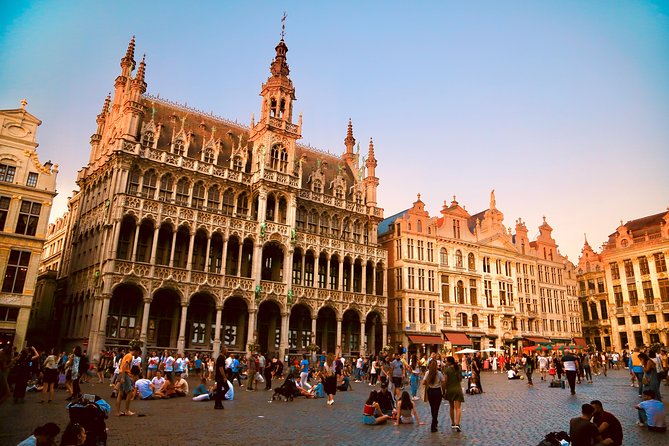 Architecture Tour of Brussels - Manneken Pis and the small statue with a large wardrobe