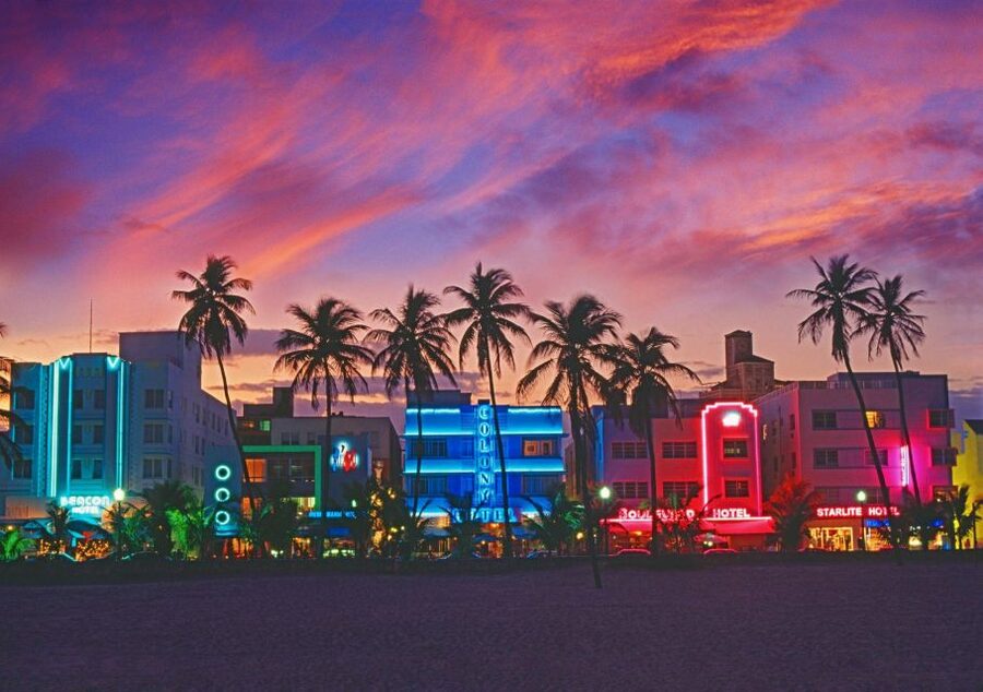 Award-winning Art Deco & Neon Lights Walking Tour - Miami Beach through movies and crime stories