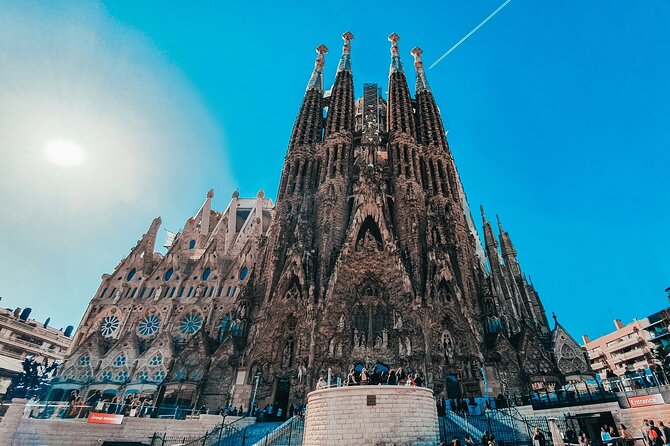 Barcelona Architecture Walking Tour With Casa Batlló Upgrade - Two smaller modernist stops in the Eixample