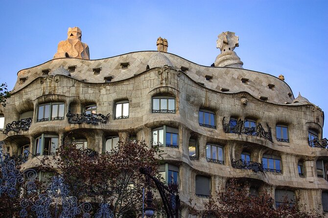 Barcelona Architecture Walking Tour With Casa Batlló Upgrade - What the guides add, and where the format can fall short