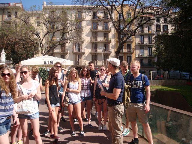 Barcelona: Art Nouveau & Gaudí Tour - A guide who makes connections matter