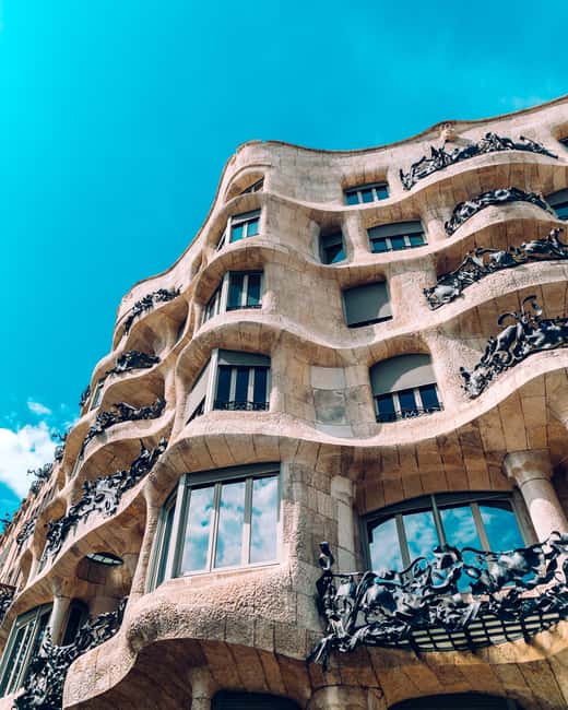 Barcelona Beyond Gaudí: Modernism, Rooftops, and Hidden Gems - What a private format changes