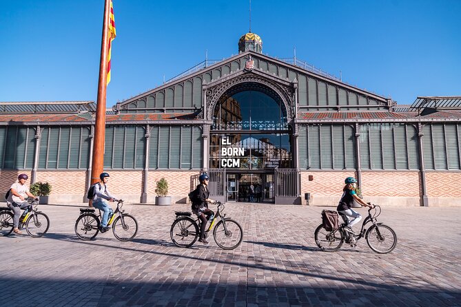 Barcelona Bike tour, Gaudí houses or beach bike or eBike tour - Ciutadella Park and Arc de Triomf