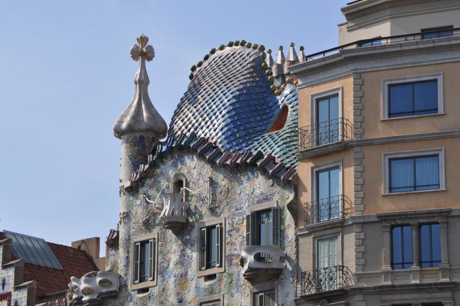 Barcelona: Discover Gaudi Architectural Guided Tour - Casa Calvet and Gaudí’s practical early work