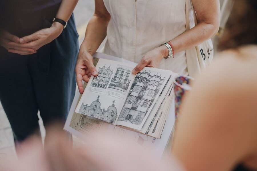 Barcelona: Discover Gaudi Architectural Guided Tour - Why an architect guide changes the experience