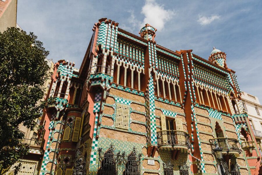 Barcelona: Discover Gaudí, Sagrada Familia, and Park Güell - Park Güell: color, curves, and a big practical advantage