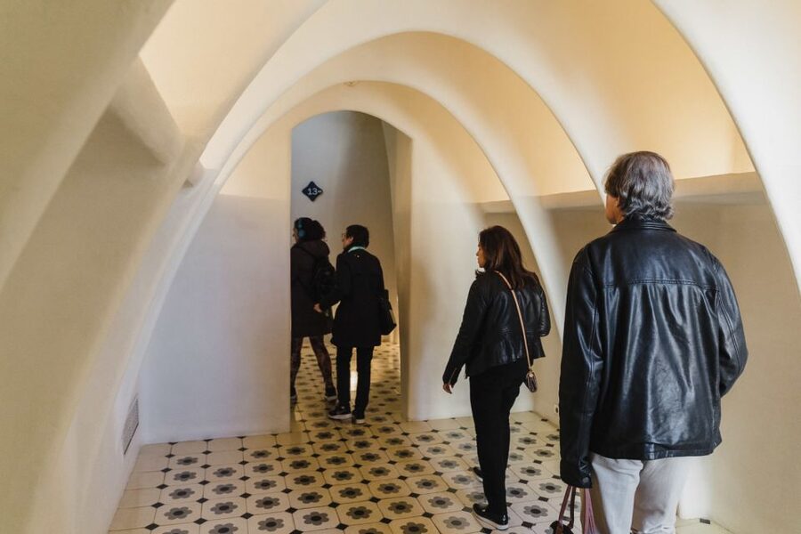 Barcelona: Discover Gaudí, Sagrada Familia, and Park Güell - How the guides shape the experience