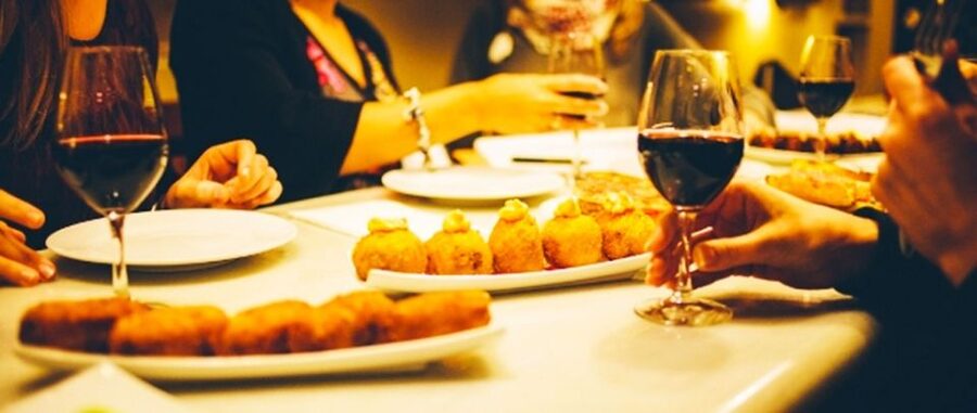 Barcelona: Evening Walking Tour in the Gaudi Area with Tapas - Four hours of Barcelona, one plate at a time