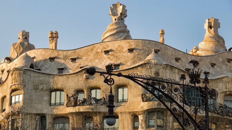 Barcelona: Evening Walking Tour in the Gaudi Area with Tapas - Pintxos from northern Spain