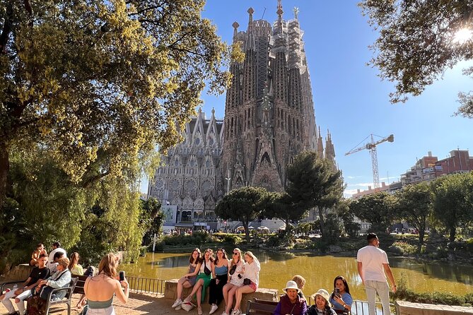 Barcelona Full Day: Sagrada Familia and the 3 Gaudí Houses - Four Gaudí masterpieces, one long Barcelona day