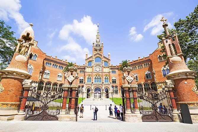 Barcelona Full Day: Sagrada Familia and the 3 Gaudí Houses - Passeig de Gràcia and Barcelona’s architectural competition