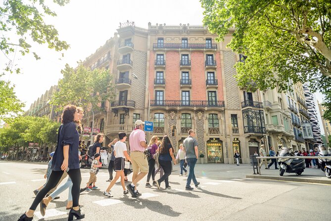 Barcelona Gaudi and Sagrada Familia Tour - The metro ride to Sagrada Familia