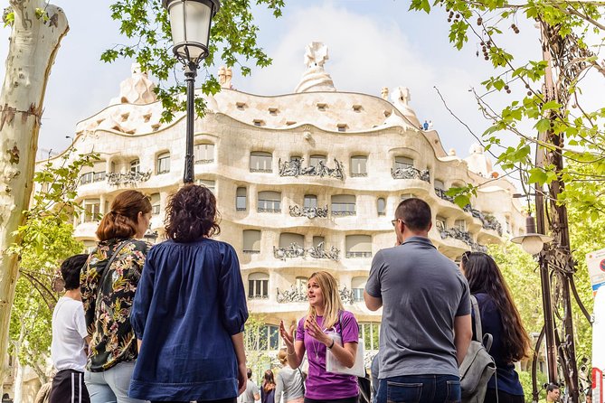 Barcelona Gaudi and Sagrada Familia Tour - The guides and the feel of the walk