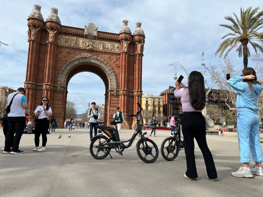 Barcelona: Gaudi Guided E-Bike Tour - Park Güell and the appeal of a flexible stop