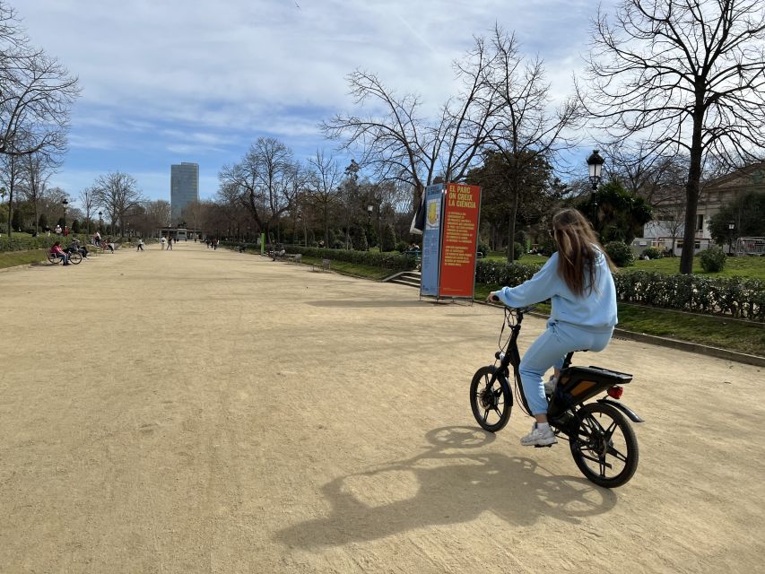Barcelona: Gaudi Guided E-Bike Tour - Reaching the Sagrada Familia area