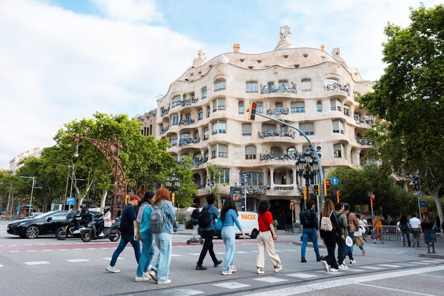 Barcelona: Gaudí Houses & Sagrada Familia Tour - Group size, languages, and guide quality