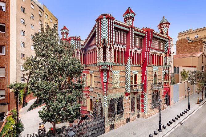 Barcelona Gaudi Houses Tour: Casa Vicens, Pedrera & Casa Batlló - The walk through Gràcia to La Pedrera