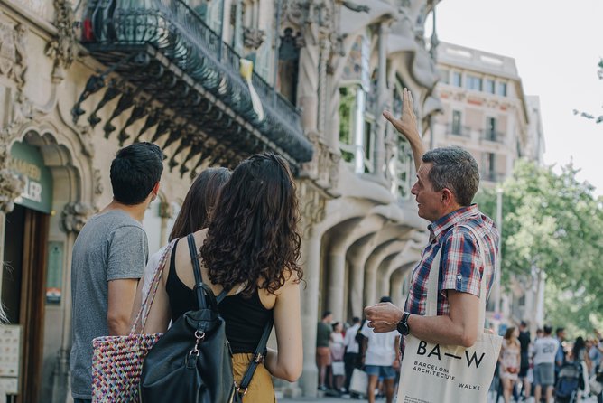 Barcelona & Gaudi. Regular Tour - What three hours and a group of 20 mean in practice
