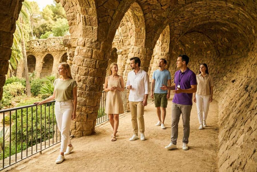 Barcelona: Gaudí’s Park Güell Tour with Fast-Track Ticket - Guides, languages, and group size