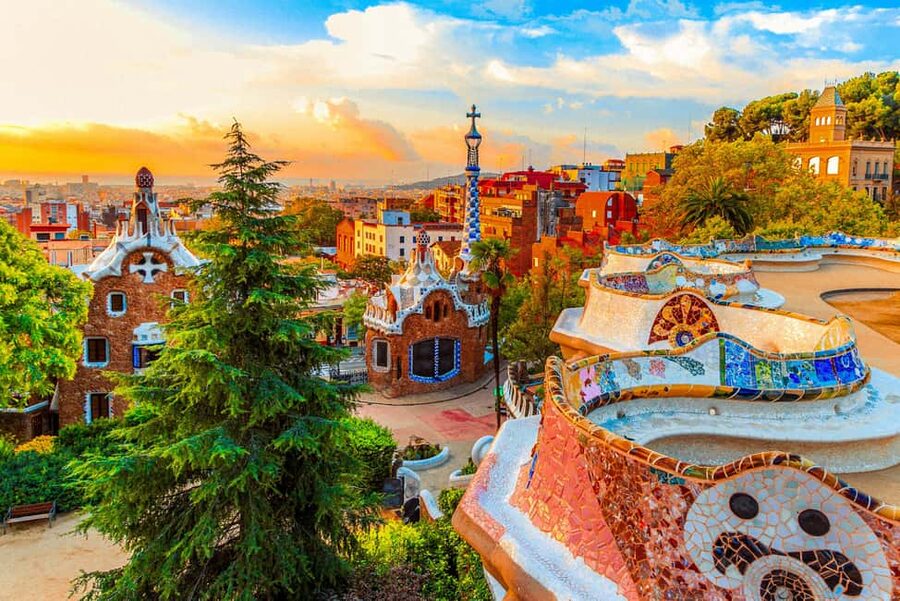 Barcelona: Gaudí’s Park Güell Tour with Fast-Track Ticket - Meeting your guide and getting inside
