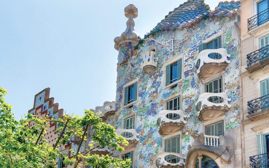 Barcelona: Gaudí Sightseeing Guided Segway Tour - Parc de la Ciutadella and the Arc de Triomf