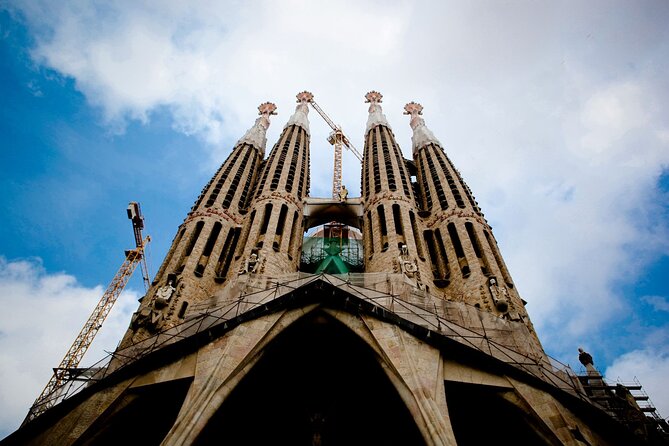 Barcelona: Gaudí, Tapa, Drink & Hidden Architectural Gems - Casa Milà, Gaudí’s stone wave