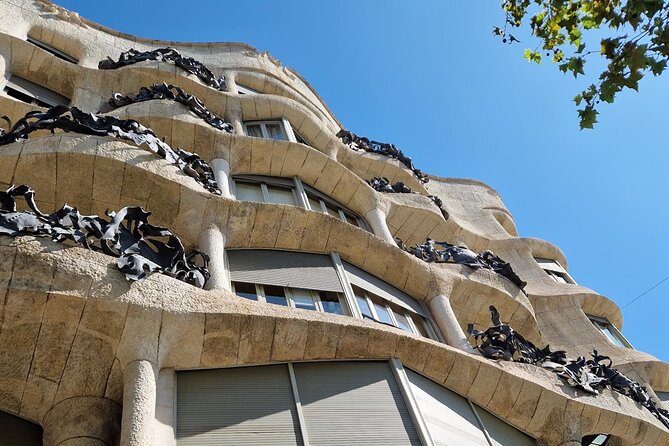 Barcelona: Gaudí, Tapa, Drink & Hidden Architectural Gems - The metro ride to Sagrada Família