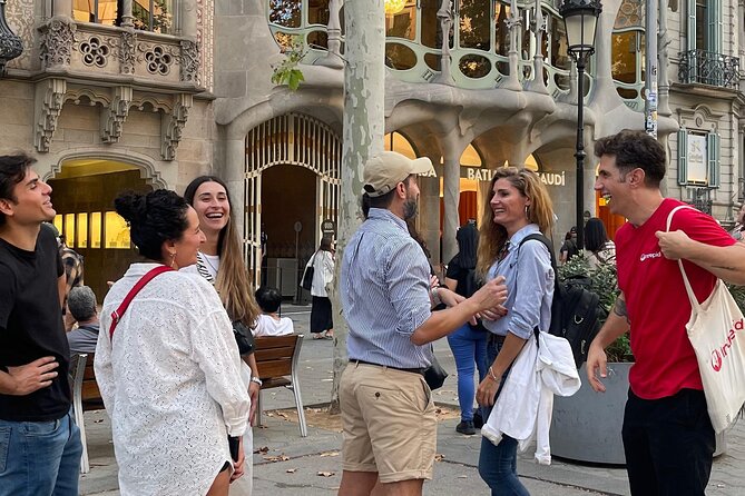 Barcelona: Gaudí, Tapa, Drink & Hidden Architectural Gems - The tapa and drink break