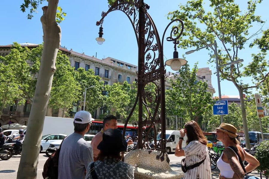 Barcelona: Gaudi Tapas & Wine Tasting Small Group Tour - Why the food and architecture work well together