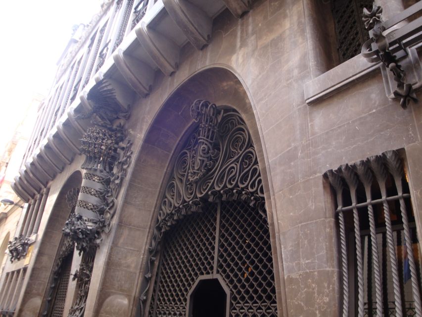 Barcelona: German City Tour from Gaudí's Perspective - A private walk with a steady pace