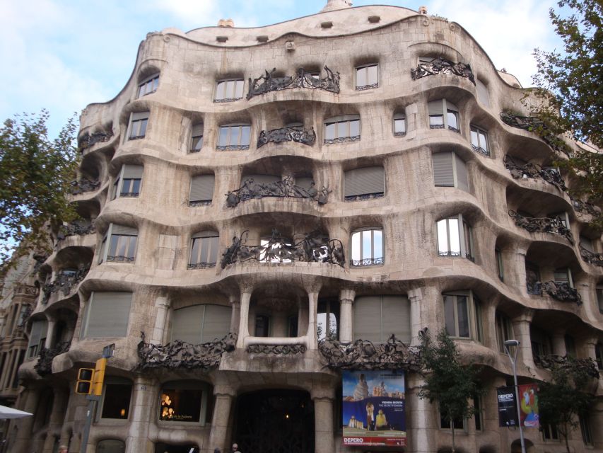 Barcelona: German City Tour from Gaudí's Perspective - The Golden Square and Barcelona’s grandest urban theater