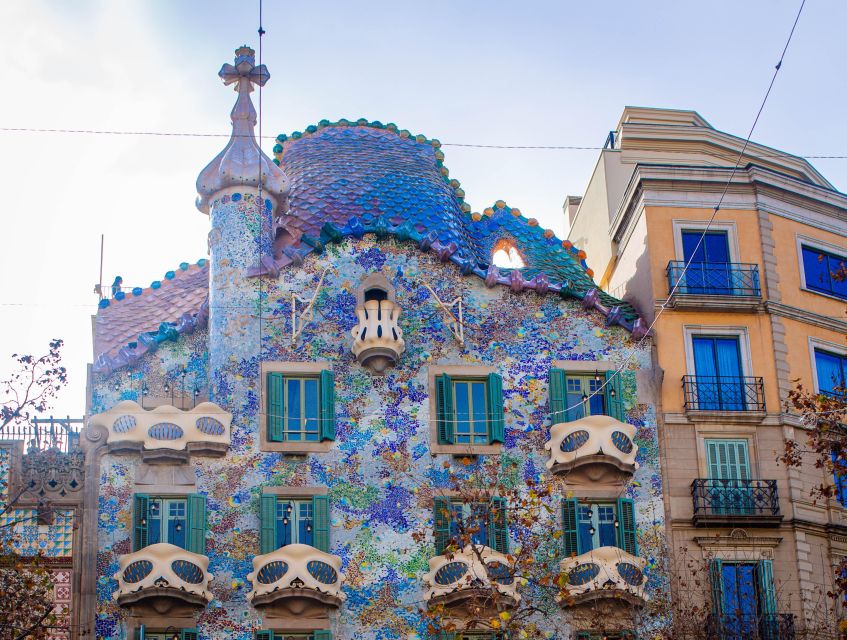 Barcelona Highlights: The Best of Gaudi On Segway - What the guides add