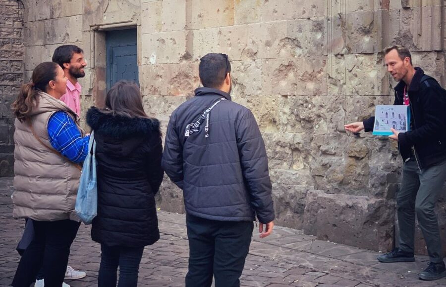 Barcelona: Ramblas, Old Town & Gaudí Houses Walking Tour - Plaça de Catalunya and the first steps into the Gothic Quarter