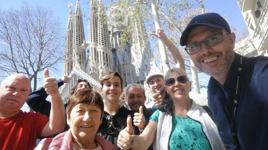 Barcelona: Sagrada Familia and City Tour with Hotel Pickup - A fast but useful introduction to Barcelona