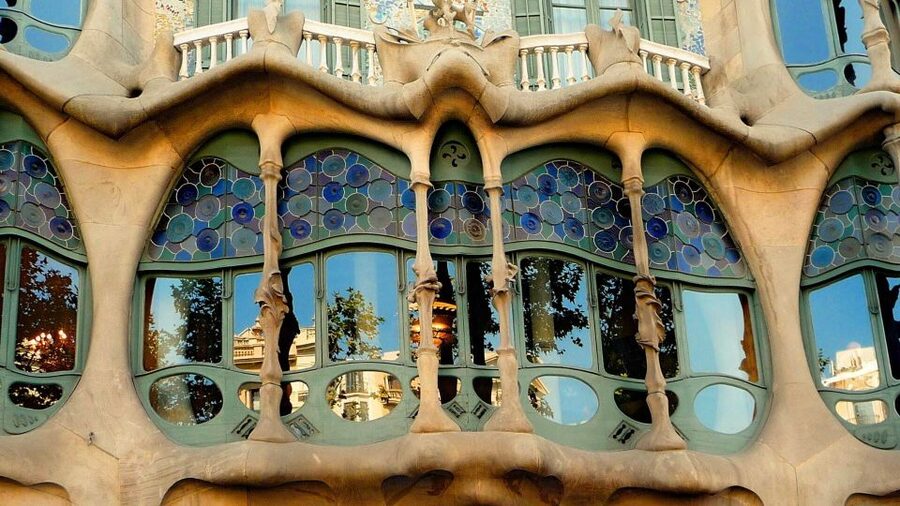 Barcelona: Sagrada Familia and City Tour with Hotel Pickup - Walking through the Gothic Quarter