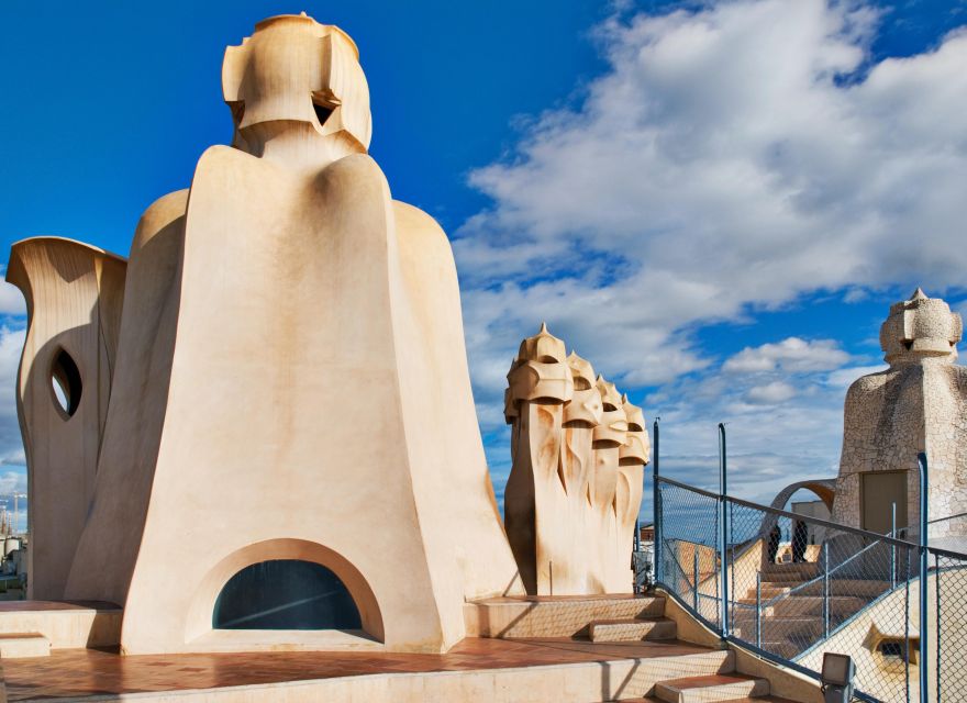 Barcelona: Sagrada Familia, Modernism, and Old Town Tour - Plaça de Catalunya and Las Ramblas