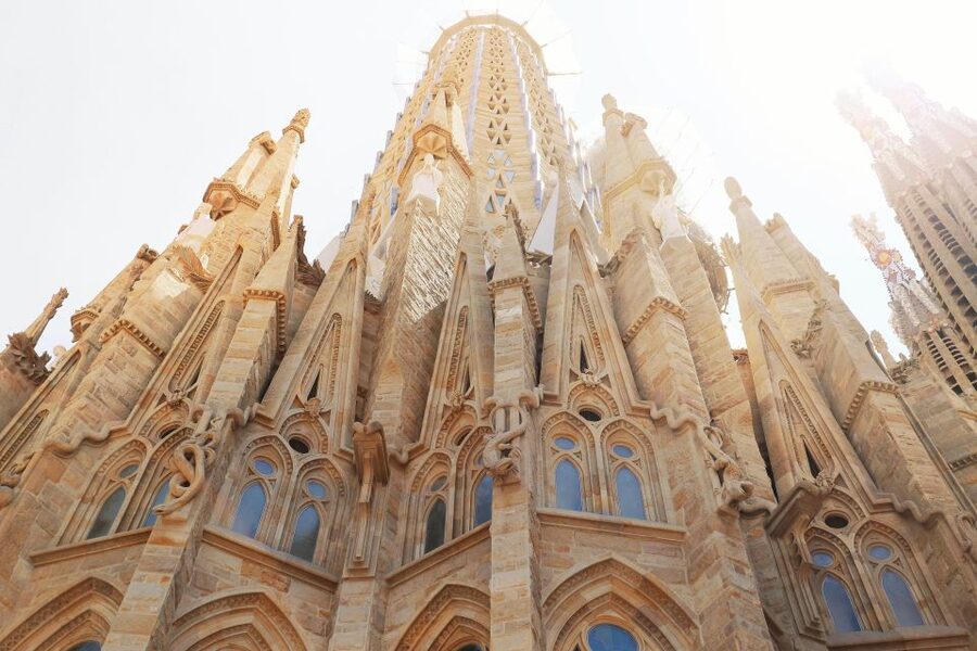 Barcelona: The Genuis of Gaudi & Modernist Architects Tour - The 10-minute metro link