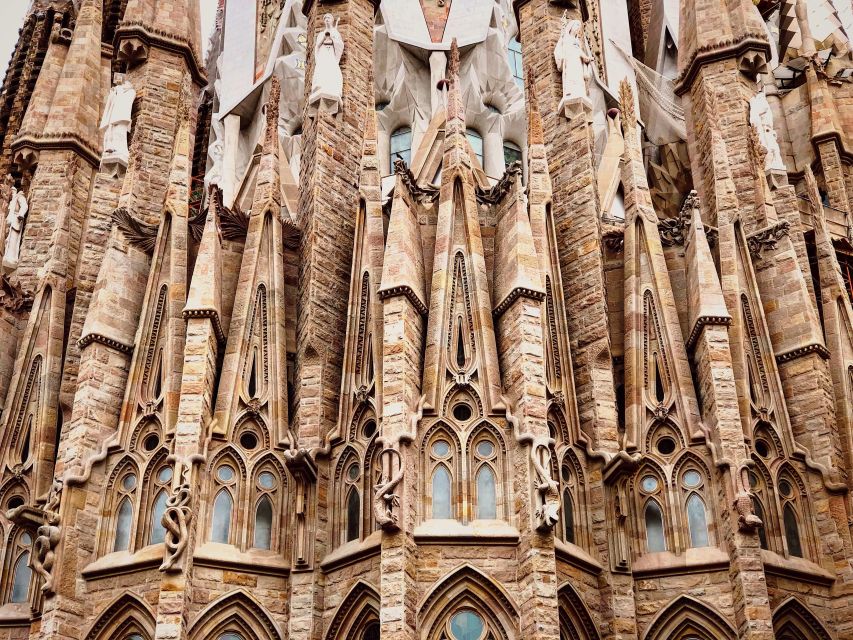 Barcelona: The Genuis of Gaudi & Modernist Architects Tour - Casa Amatller and the value of comparison
