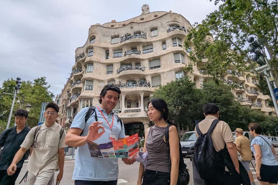 Barcelona Walking Tour: Modernisme & Iconic Architecture - Casa Comalat and the first lesson in detail