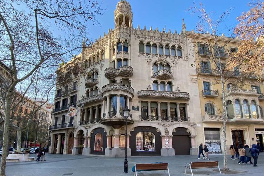Barcelona Walking Tour: Modernisme & Iconic Architecture - Casa Lleó Morera and the rivalry of the Quadrat d’Or