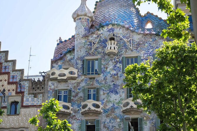 Best of Barcelona: Sagrada Família, Gaudí & Candy Tasting Tour! - Casa Batlló and the Modernist rivalry