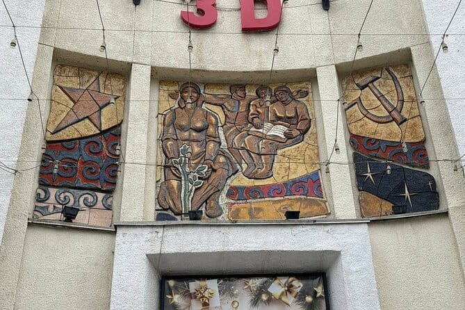 Bishkek : USSR History, Soviet Architects ,Statues & Mosaics - Meeting beneath the Kyrgyz flag
