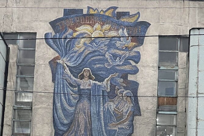 Bishkek : USSR History , Soviet Architects , Statues & Mosaics - The National Library and Soviet civic confidence