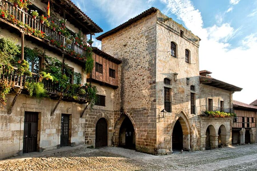 Capricho Gaudí with entrance, Santillana del Mar and Sequoia Forest - Guide quality and language balance