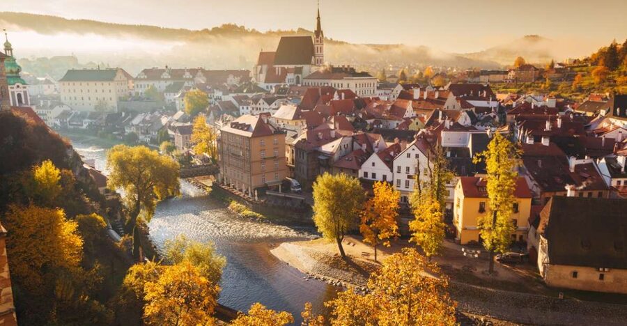 Český Krumlov: Half-Day Medieval Architecture Walking Tour - Crooked streets, local tastes, and the Vltava riverfront