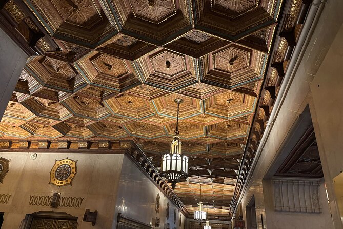 Chicago Architecture and True Crime Tour - Starting inside the Palmer House Hilton