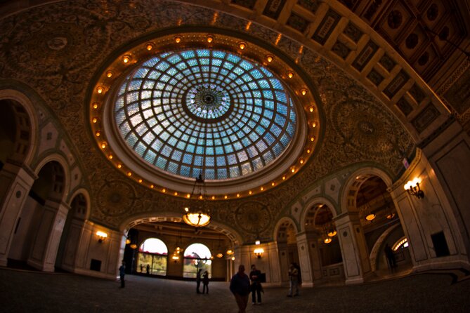 Chicago Architecture and True Crime Tour - Ending at Chase Tower and its visual trick