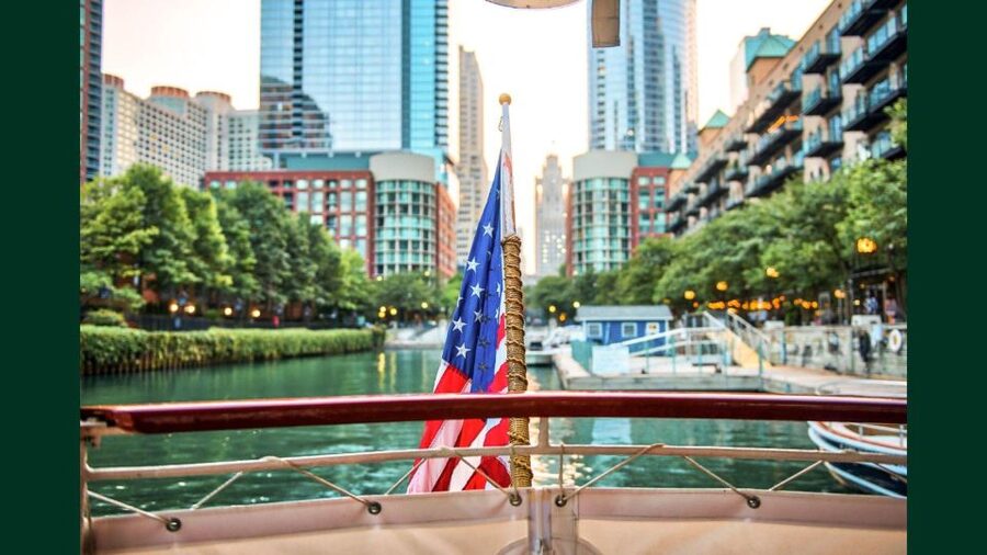 Chicago: Architecture Boat Tour with Drinks - The smaller boat and onboard comfort